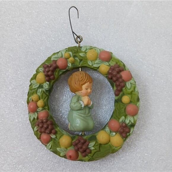 VTG Hallmark Keepsake 1977 Praying Child in Christmas Fruit Wreath Orna - Picture 4 of 7